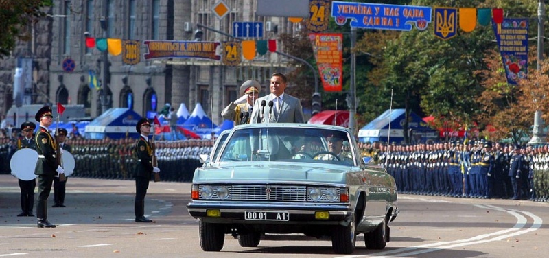 Министр обороны Украины Евгений Марчук принимает военный парад на Крещатике по случаю 12-й годовщины украинской Независимости. Киев, 24 августа 2003 года