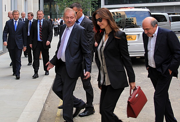 Роман Абрамович (слева) и Борис Березовский (крайний справа) направляются к зданию Высокого суда Лондона, где проходил процесс по иску Березовского к Абрамовичу, октябрь 2011 года