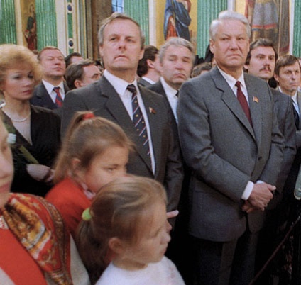 Людмила Нарусова, Анатолий Собчак и Борис Ельцин на литургии в Исаакиевском соборе Санкт-Петербурга, 1990 год