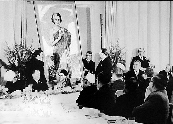 Торжественное вручение Индире Ганди ее портрета кисти Ильи Глазунова. «И вот тут Брежневым была произнесена фраза: «А почему Глазунов только буржуазных президентов рисует? И у меня юбилей на носу»