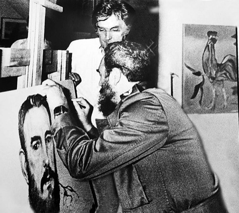 С Фиделем Кастро, который на своем портрете кисти Ильи Глазунова ставит автограф 