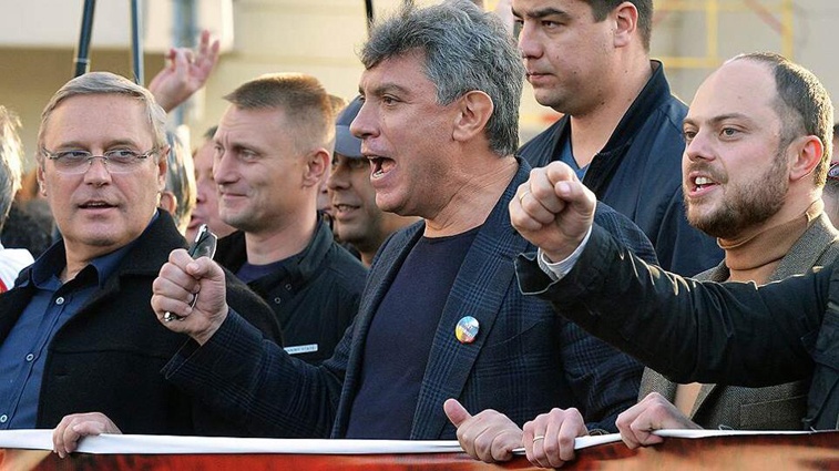 Российские оппозиционеры Михаил Касьянов, Борис Немцов и Владимир Кара-Мурза на Марше мира в Москве, 21 сентября 2014 года