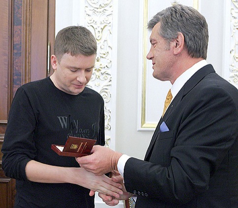 C Виктором Ющенко. «Андрію, — говорит, — ми хочемо вас званням «Народний артист України» нагородити». — «Та перестаньте, ви шо... У вас стільки справ»