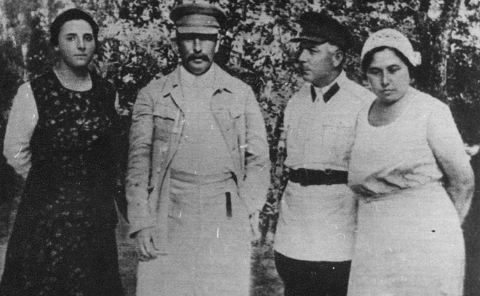 Иосиф Сталин с женой Надеждой Аллилуевой принимает Клима Ворошилова с супругой Екатериной на даче в Зубалово, 1930 год