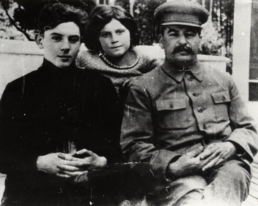 Иосиф Сталин с сыном Василием и дочерью Светланой, 1935 год