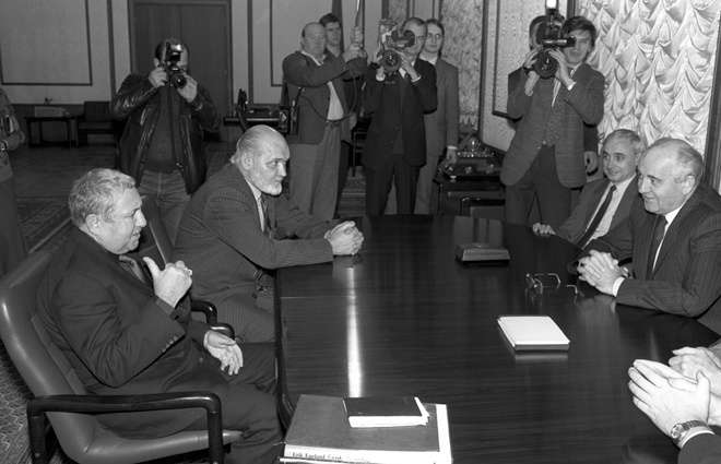 Эрнст Неизвестный, писатель Юрий Карякин и президент СССР Михаил Горбачев во время встречи в Кремле, 1991 год