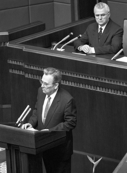 Писатель Олесь Гончар поздравляет Леонида Кравчука с избранием на пост президента, 5 декабря 1991 года