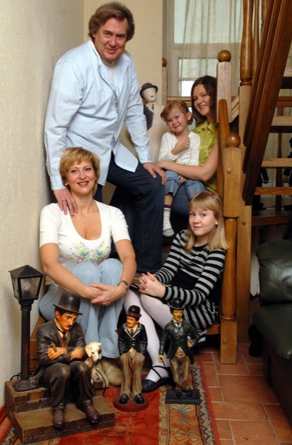 С женой Еленой и дочерьми Ксенией, Катей и Настей. «А что папа? Папа в телевизоре раз в неделю, как дома, — скорее, там даже чаще, чем дома»