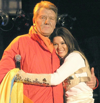 С Виктором Ющенко перед началом концерта в Яремче, январь 2005 года. «Ющенко так и не понял, кто за него на Майдан вышел и благодаря кому он в эту политику пришел. А если и понял, то выводов не сделал»