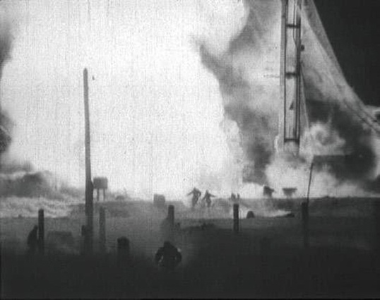 Запуск межконтинентальной баллистической ракеты P-16 на Южном испытательном полигоне (ныне «Байконур»), 24 октября 1960 года. «Огненный смерч мгновенно слизнул тех, кто в этот момент работал на площадках обслуживания. Волны горящего топлива обгоняли их, превращая людей в живые факелы»