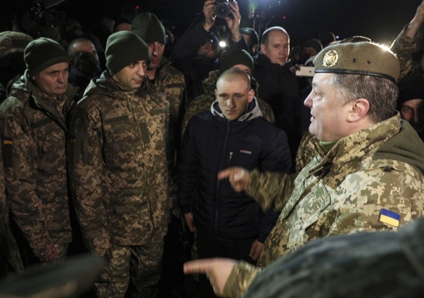 Президент Украины Петр Порошенко встречает освобожденных пленников, Евгений Чуднецов — второй слева, декабрь 2017 года