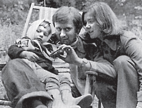 Андрей Миронов со второй женой Ларисой Голубкиной и приемной дочерью Машей, конец 70-х. «Это я его жениться на Ларисе заставила»