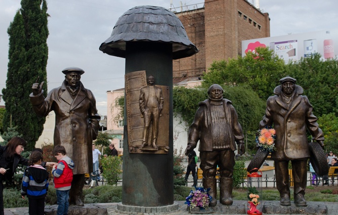 Скульптурная композиция в честь создателей легендарного «Мимино» в Тбилиси. «Если все мои фильмы взять, они действительно о дружбе народов — все национальности довольно-таки симпатичными там показаны»