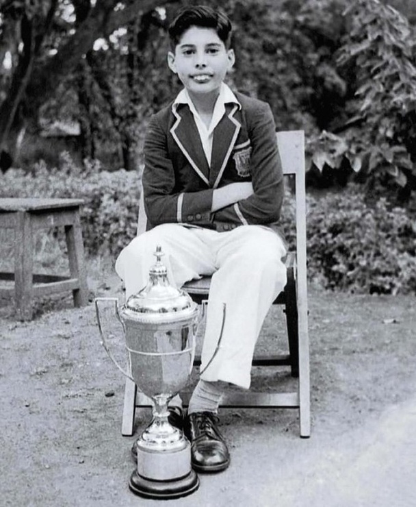 12-летний Фредди Меркьюри с кубком за участие в юношеском многоборье. Школа Святого Петра в Панчгани. Индия 1958 год. Фото: maxpark.com