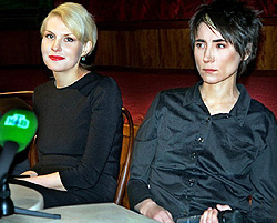 Елена Панова И Рената Литвинова В Купальниках – Граница: Таежный Роман (2000)
