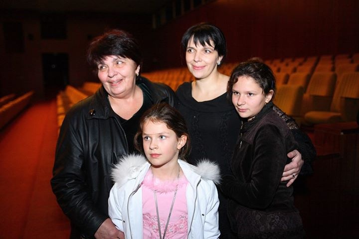 Богомолец с мамой и дочками Катей и Аней Фото: Ольга Богомолец / Facebook