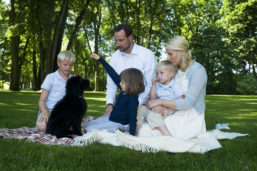 Норвежский принц с семьей Фото: hola.com