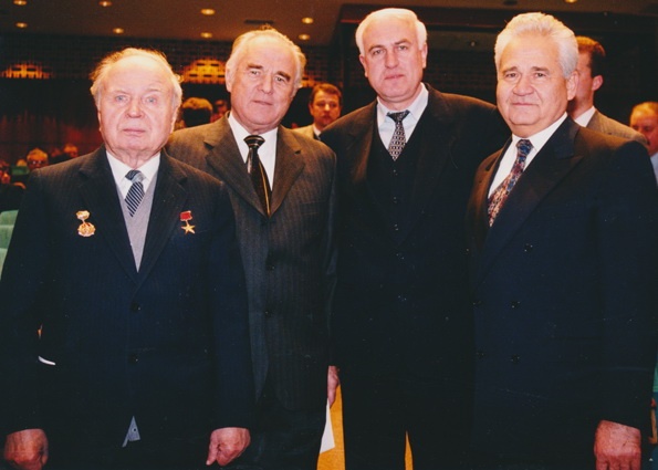 С бывшими главами правительства Украины — Александром Ляшко, Виталием Масолом и Валерием Пустовойтенко
