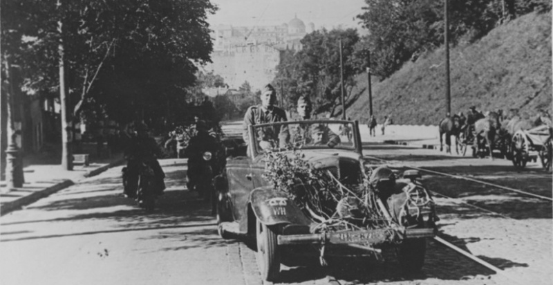 Немецкий автомобиль Wanderer и мотоциклисты на улице Кирова (ныне — Грушевского) в оккупированном Киеве, 1943 год