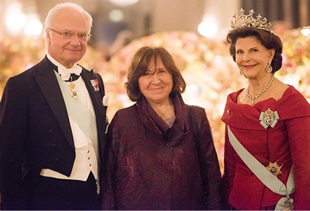 Светлана Алексиевич с королем Швеции Карлом XVI Густавом и его супругой Сильвией после получения Нобелевской премии. Стокгольмский концертный зал, 9 октября 2015 года