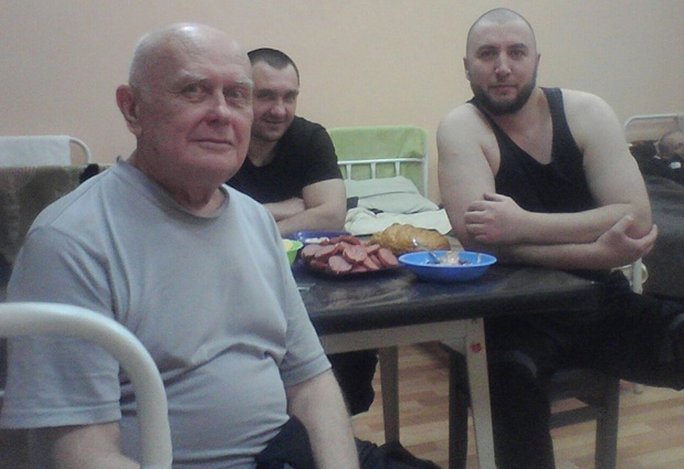 Юрий Солошенко в тюремной больнице с двумя чеченцами, находившимися на особом положении и имевшими право пользоваться мобильными. Солошенко брал у них телефон, чтобы позвонить домой, а охрана закрывала на это глаза