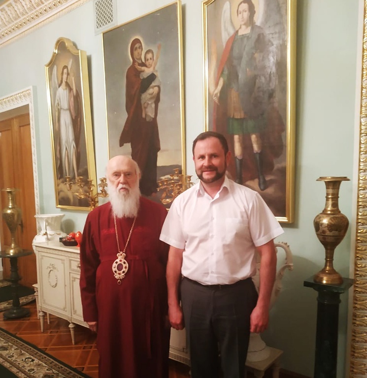 С почетным патриархом Православной церкви Украины Филаретом. «Блаженнейший Филарет всегда мне помогал, но я бы не называл это «лоббированием»