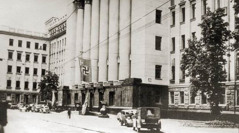 Генерал-комиссариат на переименованной немцами улице Бисмаркштрассе (Орджоникидзе), где размещалась гитлеровская администрация. Киев, 1943 год