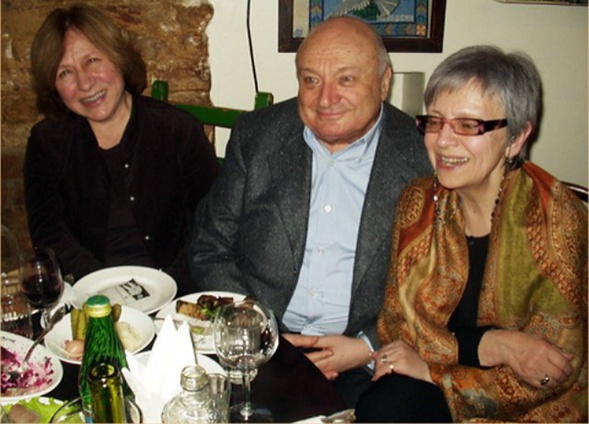 С Михаилом Жванецким и поэтессой, писательницей ­и журналисткой Ольгой Кучкиной, начало 2000-х годов