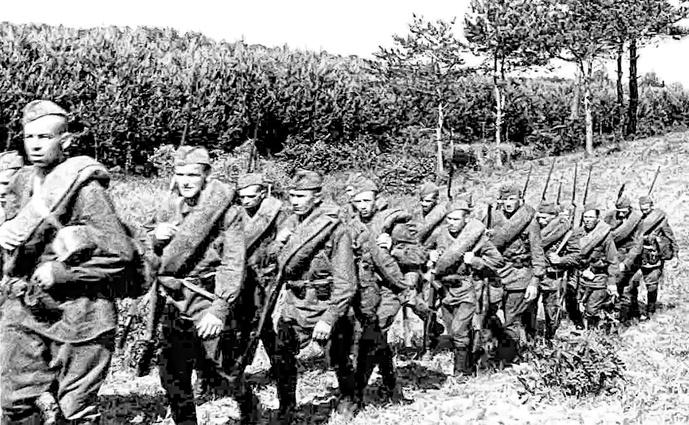 Советская пехота движется на позиции Киевского укрепрайона, июль-август 1941 года
