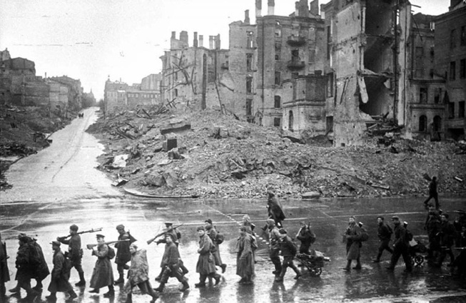 Советские войска идут по освобожденному Крещатику, ноябрь 1943 года