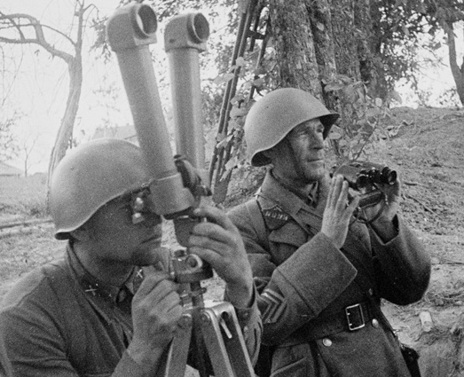 Артиллеристы РККА (Рабоче-крестьянской Красной Армии) ведут наблюдение за противником, 1942 год