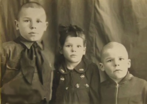 Витя с братом Женей и сестрой Ларисой, Запорожье, 1947 год