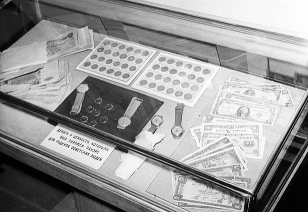 Подпись к экспонату: «Деньги и ценности, которыми был снабжен Пауэрс для подкупа советских людей»