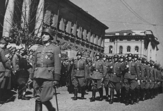 Немецкое полицейское подразделение следует на парад мимо красного корпуса Киевского университета, 1941 год