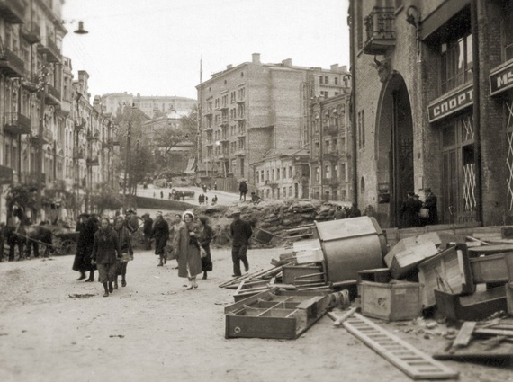 Здание на Бессарабке, разгромленное мародерами, октябрь 1941 года