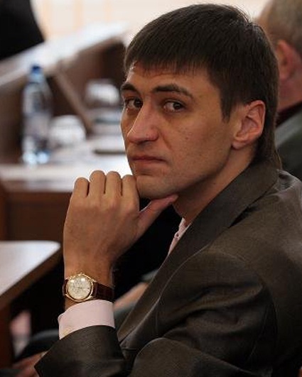 Сын Владимира Ландика Роман — экс-депутат Луганского горсовета — стал широко известен, после того как в луганском ресторане избил девушку