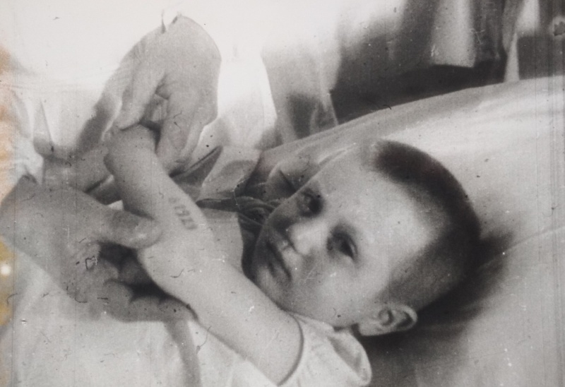 Двухлетнюю Аню Коваль при освобождении Аушвица нашли едва живой, после чего поместили в больницу. Фото из личного архива Анны Коваль 