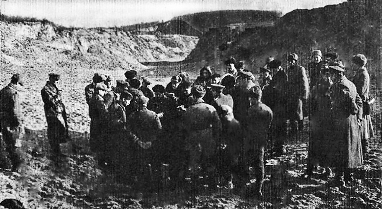 Солдаты Красной Армии и местные жители в урочище Бабий Яр сразу после освобождения Киева, ноябрь 1943 года
