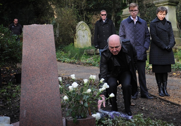Борис Березовский и Марина с сыном Анатолием у могилы Александра Литвиненко на Хайгетском кладбище Лондона, 2011 год