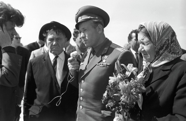 Встреча с родителями после возвращения из космического полета в аэропорту Калининграда, 1965 год