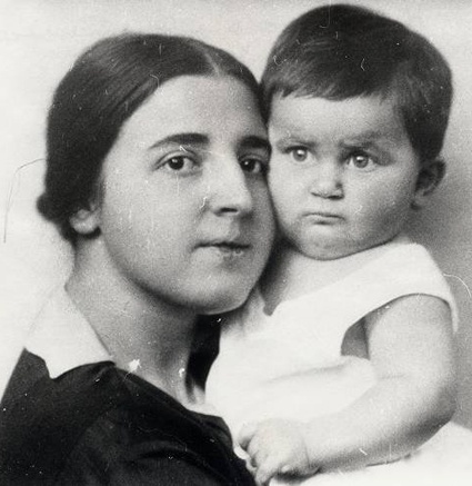 С мамой Надеждой Аллилуевой, 1927 год. О самоубийстве матери (1932 год) Светлана узнала уже взрослым человеком