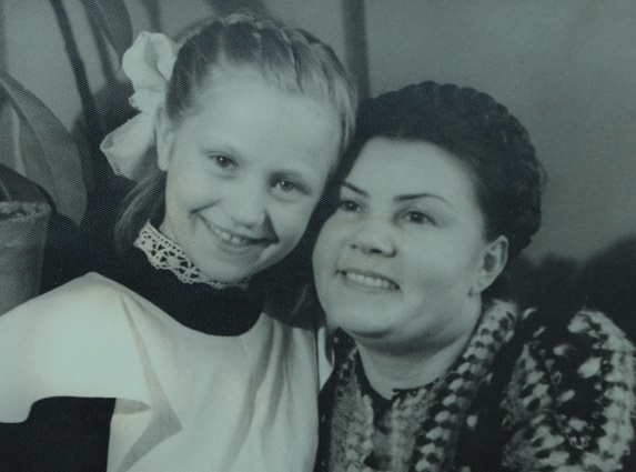 Анна Стрижкова с приемной матерью, 1949 год