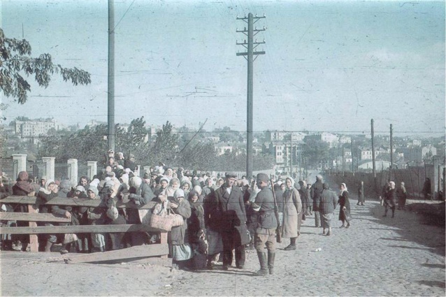 Регистрация военнослужащих и бывших заключенных на углу Керосинной (ныне Шолуденко) и Лагерной возле стадиона «Зенит» (сейчас «Старт»)