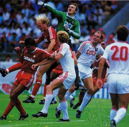 Виктор Чанов в составе сборной СССР в матче со сборной Канады на чемпионате мира в Мексике. Мехико, 1986 год