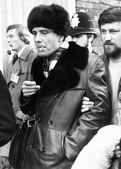 После обмена на Луиса Корвалана Владимир Буковский был выслан из СССР. 4 января 1977 года, Лондонский аэропорт, справа — британский актер Дэвид Маркам, организовавший кампанию в поддержку советского диссидента. «Стыдно признаться, но радости я не ощущал — только невероятную усталость» 