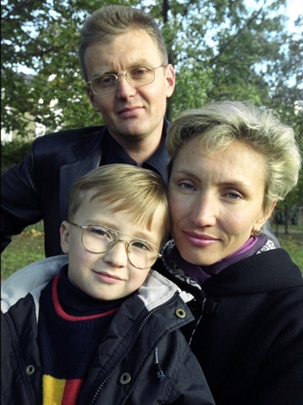 Александр Литвиненко с супругой Мариной и сыном Анатолием, 2000 год