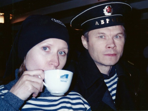 Со второй женой солисткой группы «Колибри» Инной Волковой во время съемок клипа с митьковскими песнями на крейсере «Аврора», 1996 год