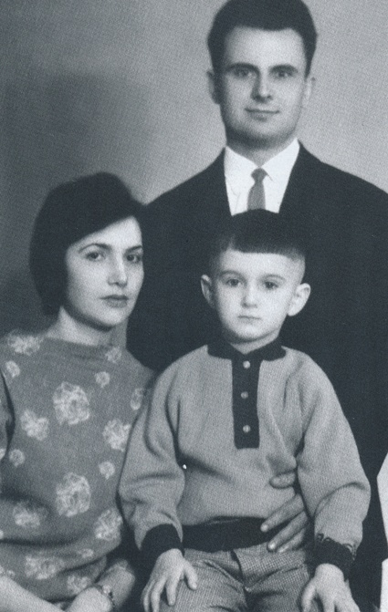 С супругой Антониной Михайловной и сыном Сашей в Черновцах, начало 60-х
