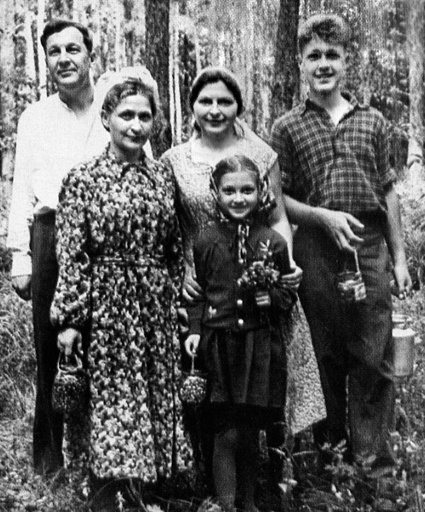 Лев Лещенко с отцом, тетей Лизой, мачехой Мариной Михайловной и сводной сестрой Валей, середина 50-х