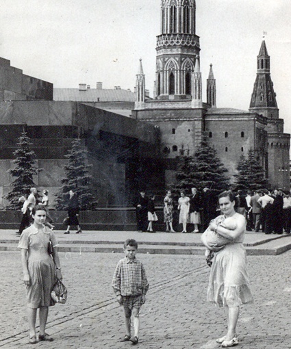 Лето в Москве, 1958 год. Стас с мамой (у нее на руках младший сын Сергей)